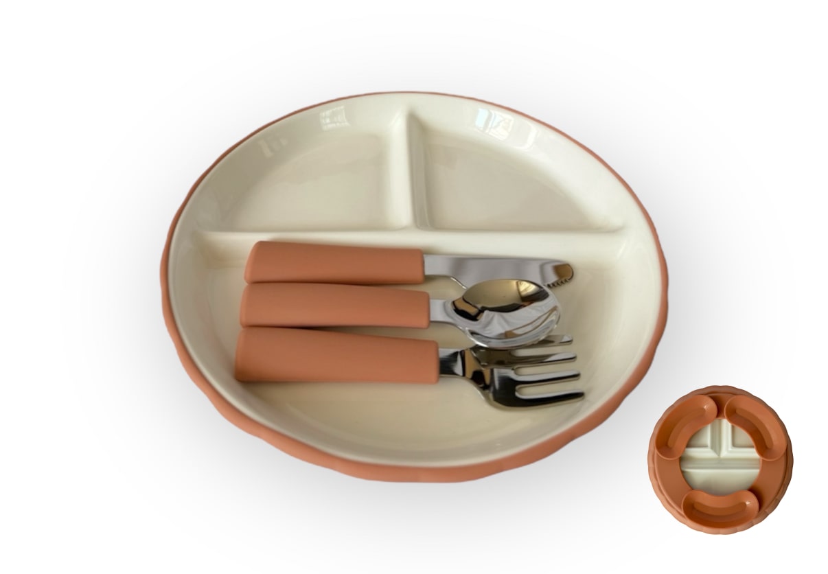 Порцеланова чиния с прибори